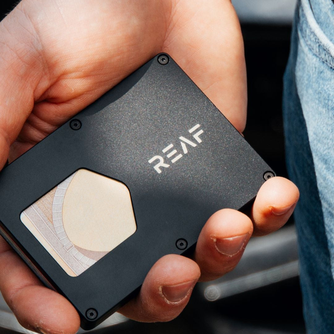 REAF wallet in Hand, Vorderseite mit Geldschein