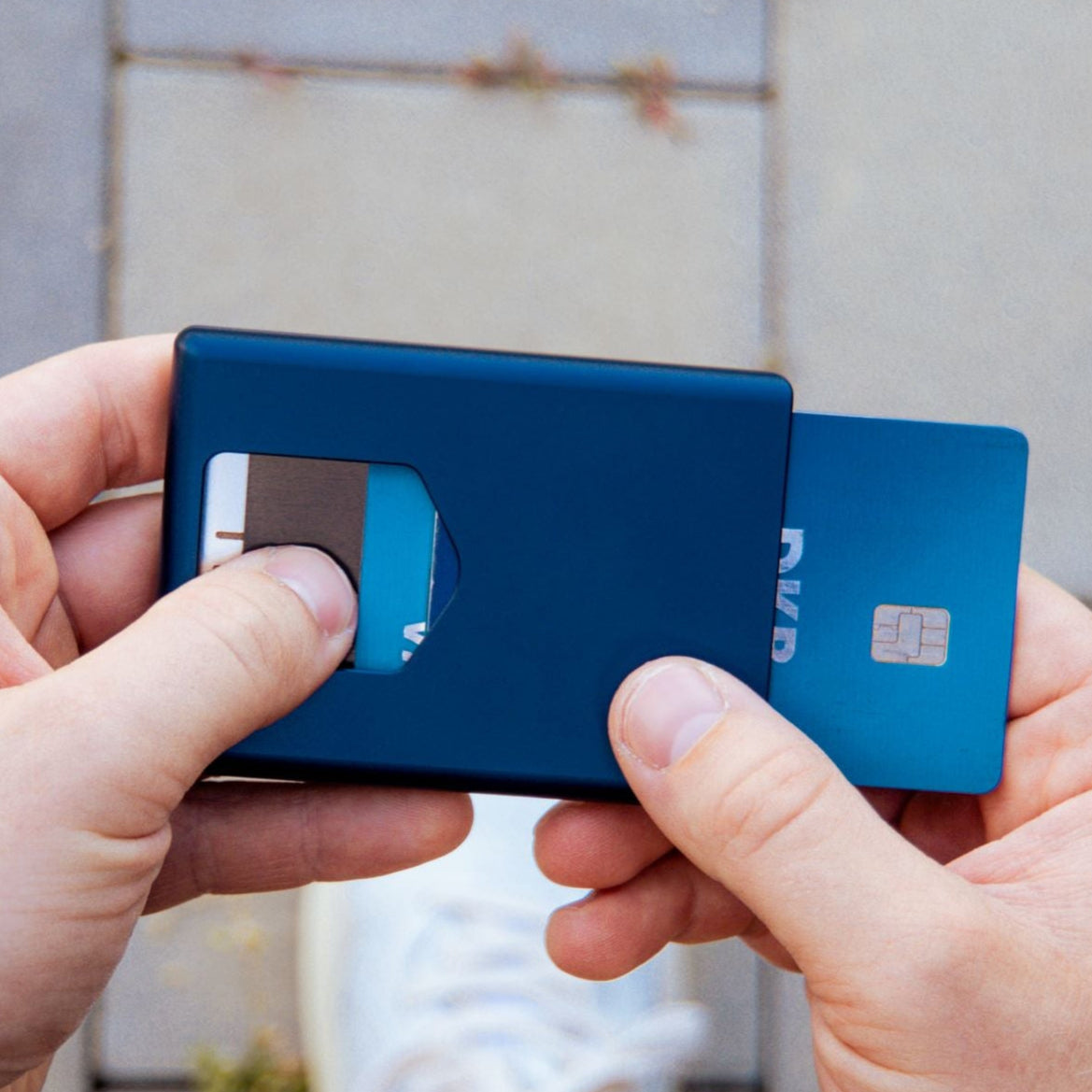 REAF wallet, Rückseite mit Karten, die gerade aufgefächert werden, um eine spezifische Karte herauszunehmen.