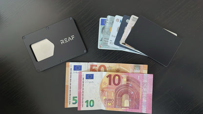 Kurzes Video. REAF wallet wird mit Kreditkarten und Geldscheinen befüllt. Alles passt rein.